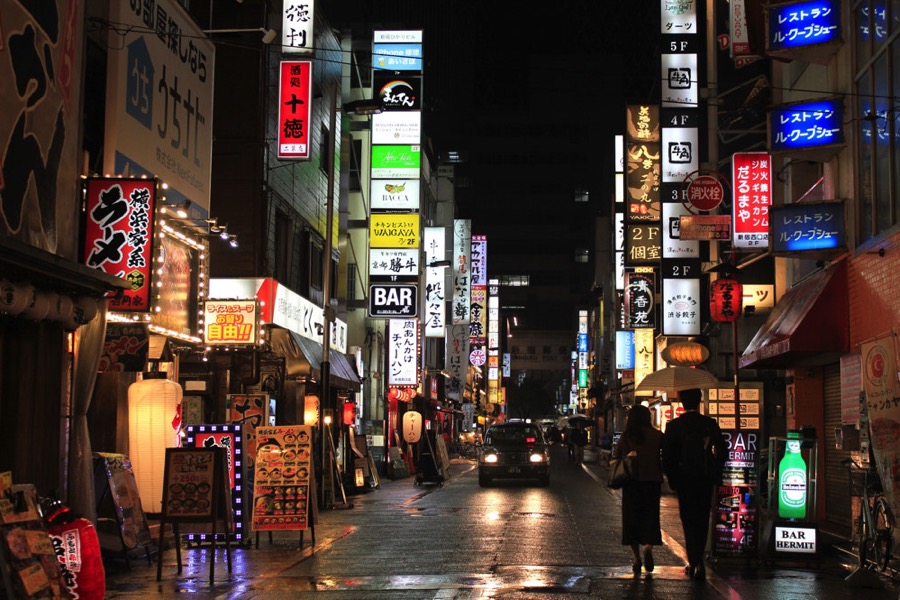 <b>Regn &iacute; Shinjuku</b><br>Eintak 1 af 30<br>L&iacute;til: 30x50 cm kr. 22.000<br>Mi&eth;st&aelig;r&eth;:40x60 cm kr. 28.000<br>St&oacute;r: 50x75 cm kr. 35.000<br>Eintak 1 af 1 &aacute; kr. 350.000