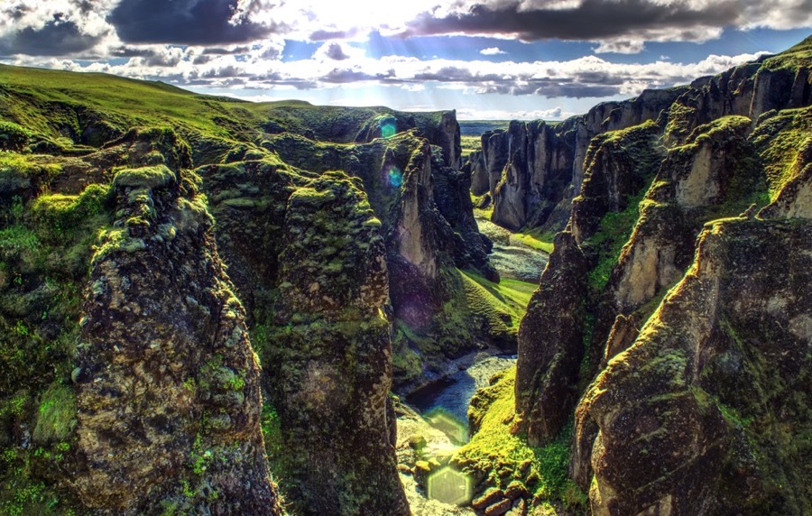 <b>Fja&eth;r&aacute;rglj&uacute;fur</b><br>Fja&eth;r&aacute;rglj&uacute;fur b&yacute;&eth;ur upp &aacute; st&oacute;rbroti&eth; landslag og einstaka fegur&eth; sem n&uacute; er h&aelig;gt a&eth; d&aacute;st a&eth; heima &iacute; stofu &thorn;egar hentar.<br>Eintak 1 af 30<br>L&iacute;til: 30x45 cm kr. 22.000<br>Mi&eth;st&aelig;r&eth;:40x60 cm kr. 28.000<br>St&oacute;r: 50x75 cm kr. 35.000