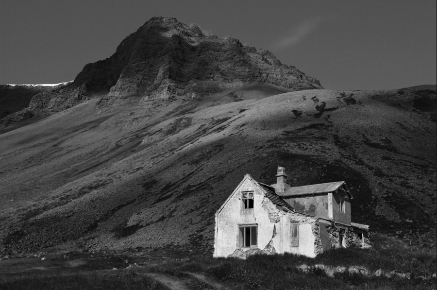 <b>Arnarnes</b><br>&THORN;etta er ey&eth;ib&yacute;li&eth; Arnarnes sem er sm&aacute;tt og sm&aacute;tt a&eth; ve&eth;rast ni&eth;ur undir fjallinu &Oacute;&thorn;ola &aacute; Vestfj&ouml;r&eth;um. &THORN;a&eth; er nokku&eth; afskekkt og kona nokkur bj&oacute; &thorn;ar ein alla t&iacute;&eth; &thorn;ar til h&uacute;n veiktist skyndilega og lag&eth;ist inn &aacute; Landsp&iacute;talann en &aacute;tti aldrei afturkv&aelig;mt. &THORN;arna inni eru enn &ouml;ll h&uacute;sg&ouml;gn og heimilist&aelig;ki &aacute;samt &yacute;mislegu sm&aacute;legu s.s. dagbl&ouml;&eth; og &thorn;urrmatur sem allt hefur legi&eth; &oacute;snorti&eth; &iacute; &aacute;ratugi.<br>Eintak 2 af 30<br>L&iacute;til: 30x50 cm kr. 22.000<br>Mi&eth;st&aelig;r&eth;:40x60 cm kr. 28.000<br>St&oacute;r: 50x75 cm kr. 35.000