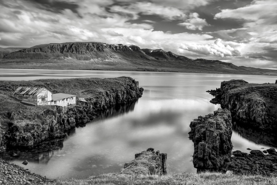 <b>Lei&eth;arh&ouml;fn</b><br>H&eacute;r gefur a&eth; l&iacute;ta Lei&eth;arh&ouml;fn &aacute; Kolbeinstanga. Miki&eth; eru um sker og klappir &iacute; og vi&eth; Vopnafj&ouml;r&eth; sem gerir landslagi&eth; &thorn;ar einstakt. S&eacute;rstaklega fagurt er um a&eth; l&iacute;tast h&eacute;r vi&eth; Lei&eth;arh&ouml;fn og ekki er &thorn;a&eth; verra &thorn;egar vel vi&eth;rar.<br>Eintak 1 af 30<br>L&iacute;til: 30x45 cm kr. 22.000<br>Mi&eth;st&aelig;r&eth;:40x60 cm kr. 28.000<br>St&oacute;r: 50x75 cm kr. 35.000