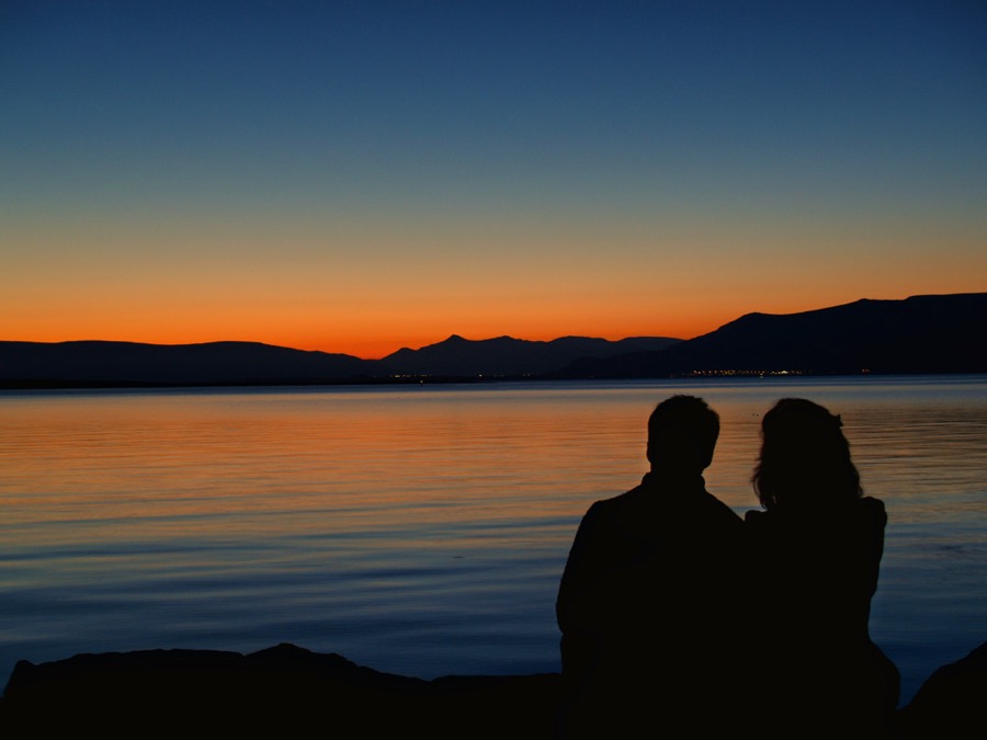 <b>Vorkv&ouml;ld &iacute; Reykjav&iacute;k</b><br>&Eacute;g gekk framan &aacute; &thorn;etta f&oacute;t&oacute;gen&iacute;ska, en dularfulla par sem var a&eth; d&aacute;st a&eth; s&oacute;larlaginu vi&eth; S&aelig;brautina. &THORN;au veittu g&oacute;&eth;f&uacute;slegt leyfi fyrir myndat&ouml;kunni, en me&eth; &thorn;v&iacute; skilyr&eth;i a&eth; hvorki andlit &thorn;eirra n&eacute; n&ouml;fn k&aelig;mu fyrir.<br>Eintak 1 af 30<br>L&iacute;til: 30x45 cm kr. 22.000<br>Mi&eth;st&aelig;r&eth;:40x55 cm kr. 28.000<br>St&oacute;r: 50x70 cm kr. 35.000<br>Eintak 1 af 1 &aacute; kr. 350.000