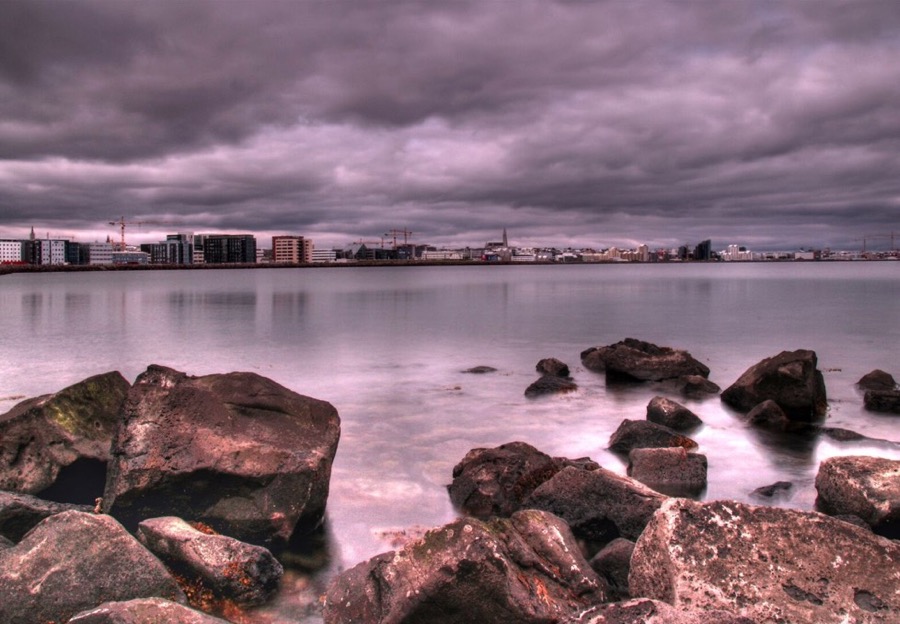 <b>Reykjav&iacute;k</b><br>&THORN;essi er tekin &aacute; Laugarnestanganum &iacute; &thorn;eim tilgangi a&eth; pr&oacute;fa filter sem &eacute;g haf&eth;i keypt sk&ouml;mmu &aacute;&eth;ur og h&uacute;n heppna&eth;ist st&oacute;rkostlega.<br>Eintak 1 af 30<br>L&iacute;til: 30x45 cm kr. 22.000<br>Mi&eth;st&aelig;r&eth;:40x55 cm kr. 28.000<br>St&oacute;r: 50x70 cm kr. 55.000<br>Eintak 1 af 1 &aacute; kr. 350.000