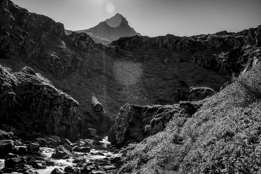<b>N&oacute;ntindur</b><br>Mj&oacute;ifj&ouml;r&eth;ur &aacute; austurlandi b&yacute;&eth;ur upp &aacute; einstaka n&aacute;tt&uacute;rufegur&eth; og ber &thorn;ar helst a&eth; nefna Klifbrekkufossa. Fossarnir sj&aacute;st vel fr&aacute; &uacute;tskoti &aacute; veginum varpast fram af hverju bjarginu &aacute; f&aelig;tur &ouml;&eth;ru, en einnig er h&aelig;gt a&eth; br&ouml;lta upp nokku&eth; bratta og torf&aelig;ra lei&eth; me&eth;fram fossunum til a&eth; n&aacute; &thorn;essu sj&oacute;narhorni (m&aelig;li ekki me&eth; &thorn;eirri fer&eth; me&eth; slitin li&eth;b&ouml;nd!).<br>Eintak 1 af 30<br>L&iacute;til: 30x45 cm kr. 22.000<br>Mi&eth;st&aelig;r&eth;:40x60 cm kr. 28.000<br>St&oacute;r: 50x75 cm kr. 35.000