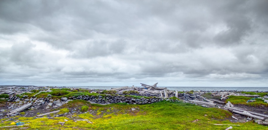 <b>Rekavi&eth;ur</b><br>Mikill rekavi&eth;ur hefur safnast upp n&aelig;rri ey&eth;ib&yacute;linu Rifii &aacute; Melrakkasl&eacute;ttunni. &THORN;etta hefur eflaust &thorn;&oacute;tt mikil b&uacute;b&oacute;t h&eacute;r &aacute; &aacute;rum &aacute;&eth;ur og jafnvel enn &iacute; dag. Verst er a&eth; ganga &thorn;arf t&aelig;pa klukkustund fr&aacute; n&aelig;sta vegi til a&eth; komast a&eth; kofanum.<br>Eintak 1 af 30<br>L&iacute;til: 60x30 cm kr. 27.000<br>Mi&eth;st&aelig;r&eth;:80x40 cm kr. 31.000<br>St&oacute;r: 100x50 cm kr. 37.000<br>Eintak 1 af 1 &aacute; kr. 350.000