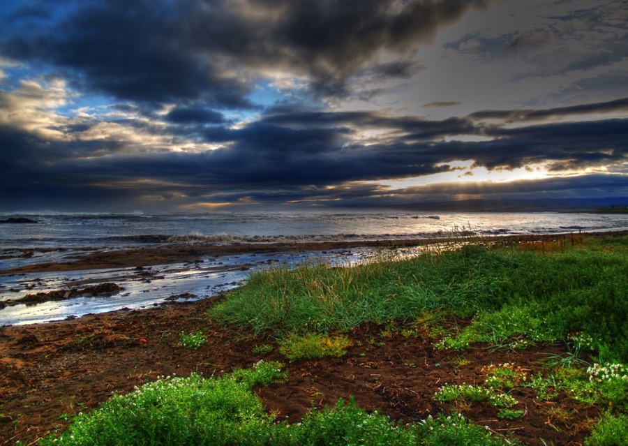 <b>Eyrarbakkafjara</b><br>Miki&eth; sj&oacute;narspil getur or&eth;i&eth; &thorn;egar s&oacute;lin er a&eth; setjast og brimi&eth; hamast &iacute; fj&ouml;runni vi&eth; Eyrarbakka.<br>Eintak 2 af 30<br>L&iacute;til: 30x40 cm kr. 22.000<br>Mi&eth;st&aelig;r&eth;:40x55 cm kr. 28.000<br>St&oacute;r: 50x70 cm kr. 35.000